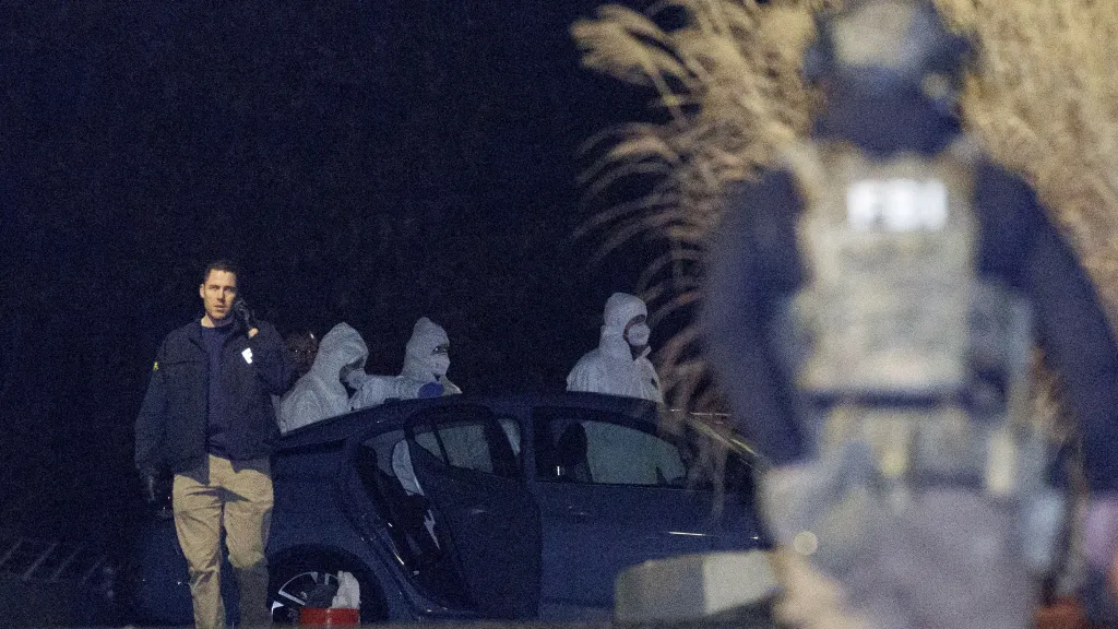 Vyšetřovatelé prohlížejí šedý vůz značky Nissan ve skladu, kde se zastřelil střelec z Brownovy univerzity, 18. prosince 2025.