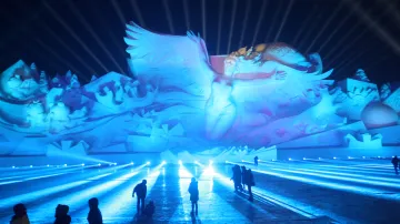Ledové sochy ztvárňují také zvířata, pohádkové postavy nebo známé památky. Ledové město se během festivalu nasvěcuje barevnými světly. Na snímku 3D světelná show na místě zvaném Sun Island na břehu řeky Sungari během mezinárodní sochařské expozice sněhových děl.