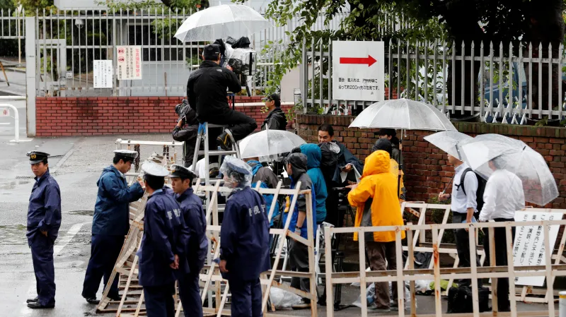 Novináři před věznicí, kde byl popraven guru Asahara
