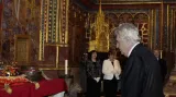 Miloš Zeman před korunovačními klenoty