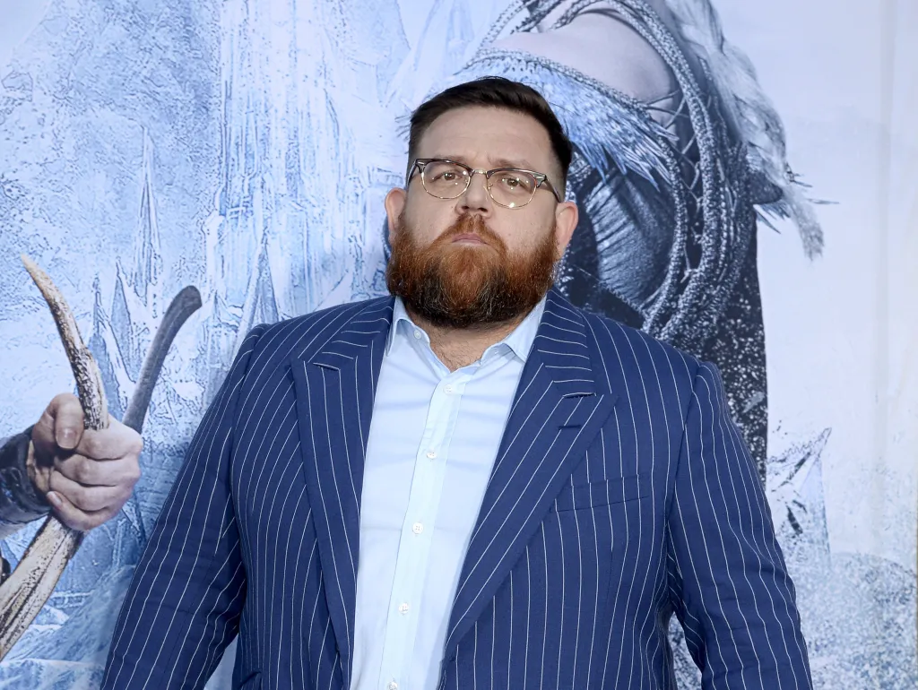 Nick Frost, který se stane novým Hagridem, bývá obsazován do komedií, jako byly hororový Soumrak mrtvých, Jednotka příliš rychlého nasazení nebo parodie mimozemských invazí U Konce světa