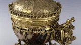 Jedenáctihranný ametystový pohár s víkem a s bohatým armováním, řezba v kameni 1360–1370, armování konec 14. zač. 15. stol., Drážďany, Staatliche Kunstsammlungen