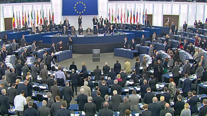 Evropský parlament drží minutu ticha za oběti nehody ve Švýcarsku