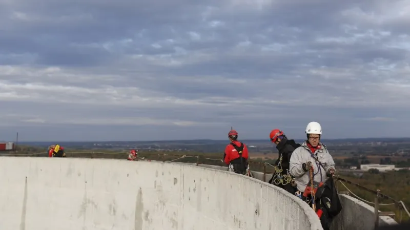 Aktivisté z Greenpeace vylezli na věž chvaletické elektrárny
