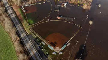 Zaplavené baseballové hřiště ve Fall City na severozápadě USA