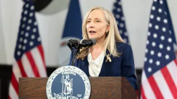 Abigail Spanbergerová přednáší odpověď demokratů na prezidentův projev o stavu unie