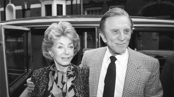 Kirk Douglas se svou ženou Anne (1987)