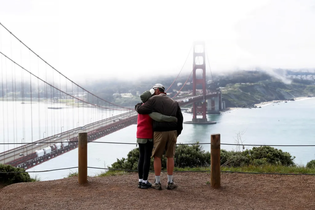 Manželé Fitzsimonsovi si přišli připomenout své výročí seznámení k známému Golden Gate Bridge v San Franciscu. Oba uvedli, že to bylo pěkné i smutné. Na místě, kde bývá spousty zamilovaných párů, se tentokrát procházeli sami