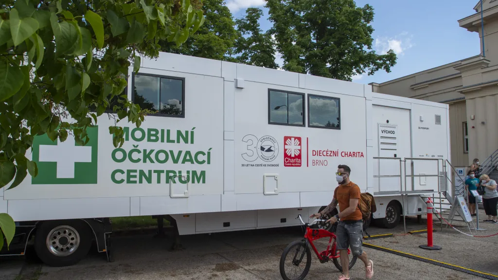 Mobilní očkovací kamion v Pardubicích má urychlit vakcinaci zájemců