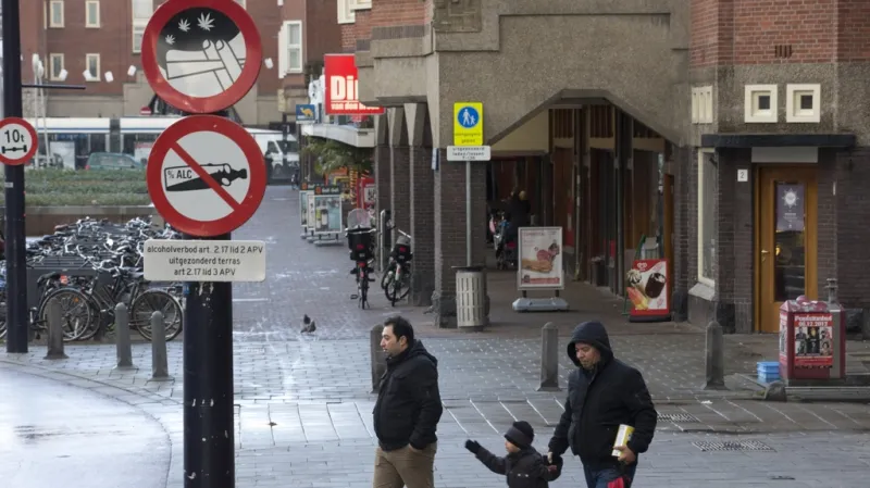 Cedule upozorňující na zákaz užívání alkoholu a marihuany