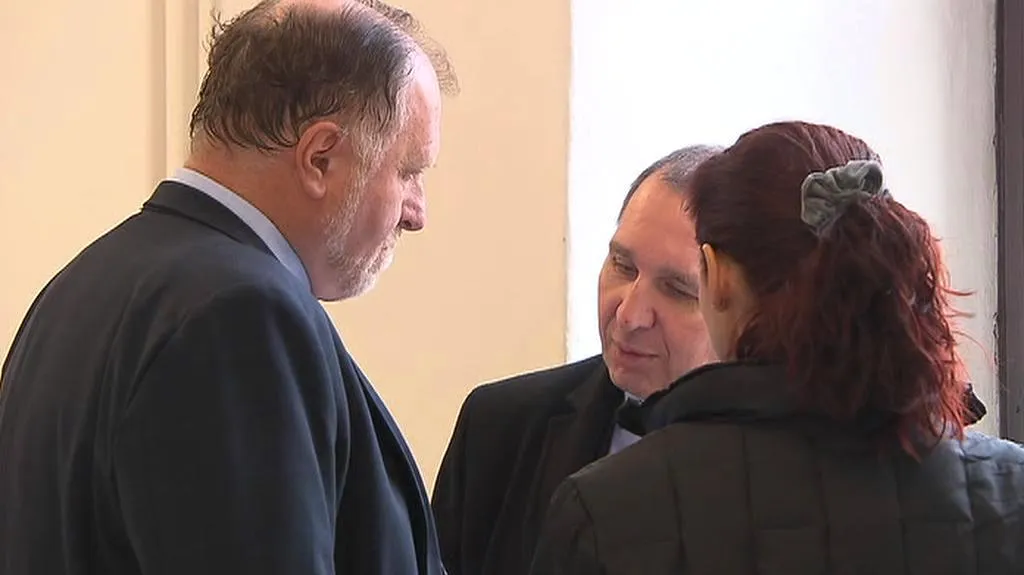 Advokát Tomáš Sokol s manželi Kottovými