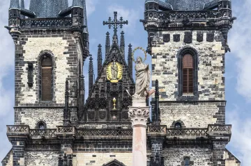 Muž založil oheň u mariánského sloupu, policie ho zadržela