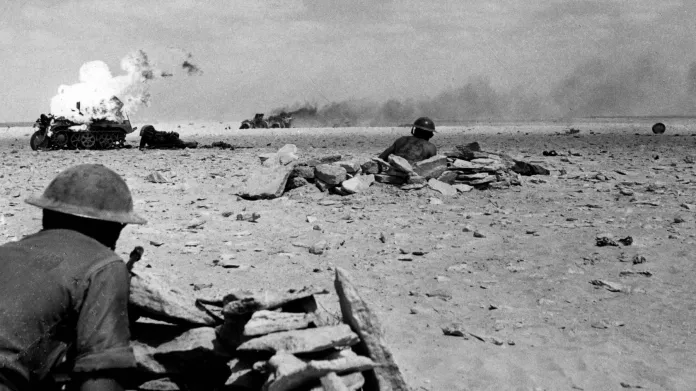 O své území čeští vojáci bojovat nemohli, proti Němcům ale válčili například u Tobruku (na snímku zničené německé vozidlo a britští vojáci)