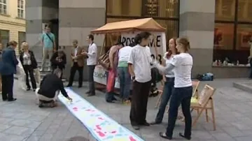 Účastníci happeningu v centru Brna