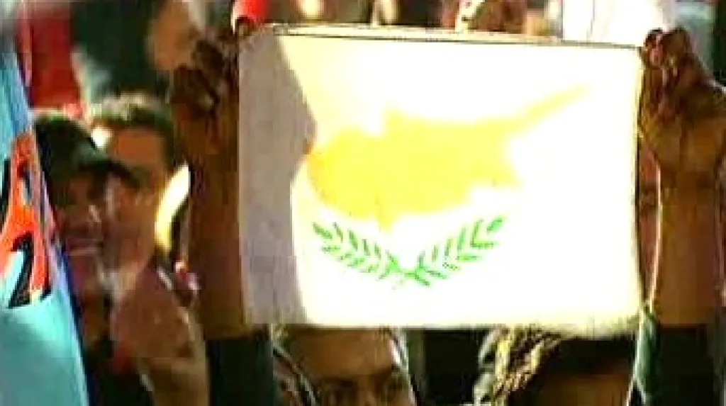 Kyperská vlajka v rukou demonstrantů.