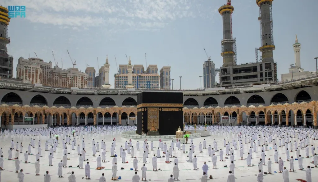 Muslimové po celém světě zahájili v úterý postní měsíc ramadán. V tomto období stovky tisíc věřících podstupují pouť do Mekky. Věřící se letos potýkají z mnoha omezeními, která jsou spjata s onemocněním covid-19