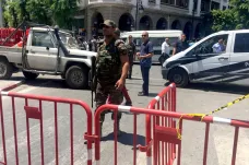V tuniské metropoli se odpálili dva atentátníci. Policista zemřel, další lidé jsou zranění