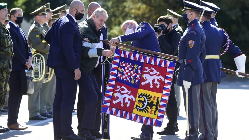 Prezident republiky Miloš Zeman při propůjčení bojového praporu a čestného názvu generálmajora Josefa Dudy 533. praporu bezpilotních systémů