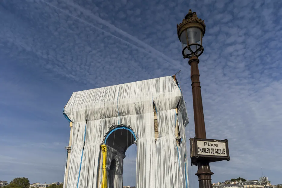 Studio architektů Les Charpentiers de Paris pracovalo od poloviny července na instalaci 25 tisíc metrů čtverečních stříbrné plachtové textilie
