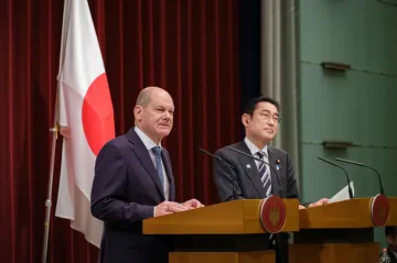Nikdo nestojí nad zákony, prohlásil Scholz k zatykači na Putina