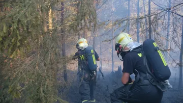 Na Opavsku hoří les, hasiči museli evakuovat tábor