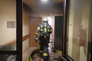 Při požáru domu s pečovatelskou službou v Karlových Varech zemřela žena