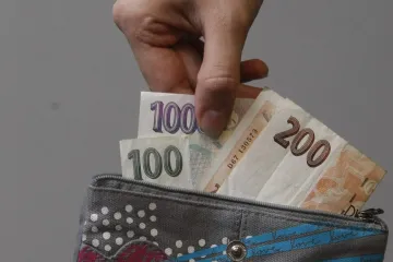 Vyšší přídavky na děti, nižší daně při malých příjmech i rychlejší růst podprůměrných penzí navrhuje NERV. Vláda to projedná