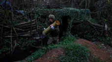 Ukrajinský voják s municí do houfnice Giacint-B