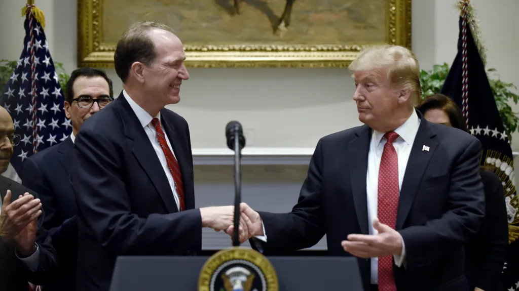 Donald Trump si potřásá rukou s Davidem Malpassem