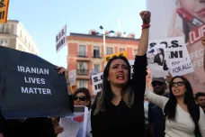 Proti íránské vládě se demonstrovalo ve velkých městech i v zahraničí