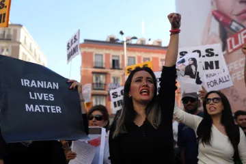 Proti íránské vládě se demonstrovalo ve velkých městech i v zahraničí