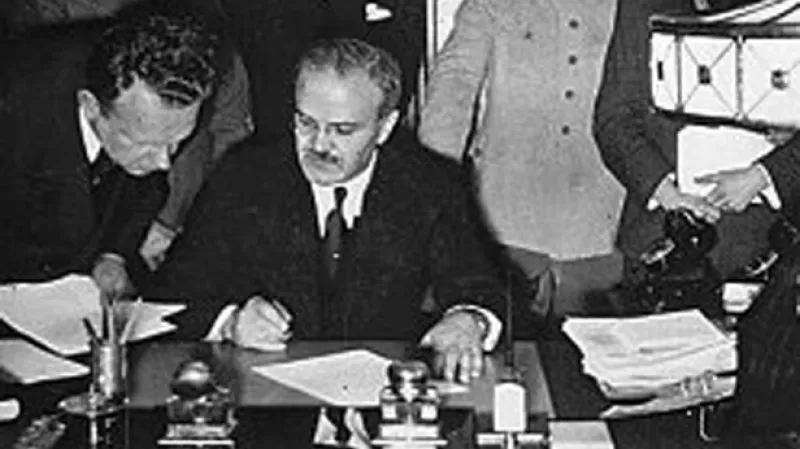 Molotov, za ním Ribbentrop a Stalin