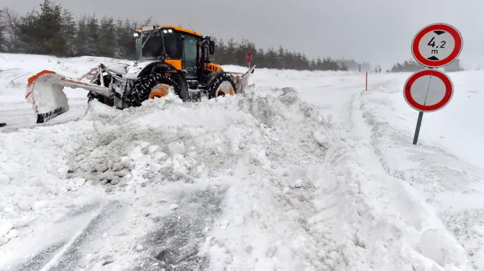 Kvůli silnému větru a sněžení museli silničáři uzavřít silnici z Božího Daru na Klínovec