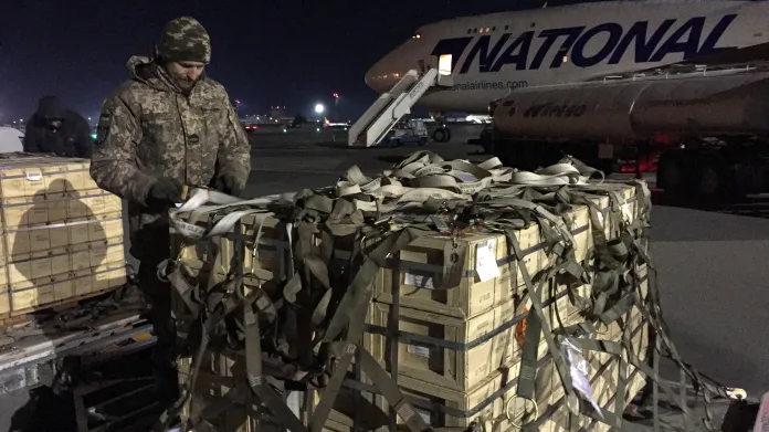 Ukrajinská armáda na letišti přebírá dodávky americké pomoci