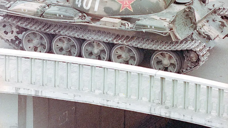 Pár mladých lidí se kryje pod mostem, Peking 1989