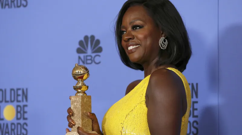 Viola Davisová s cenou za film Fences