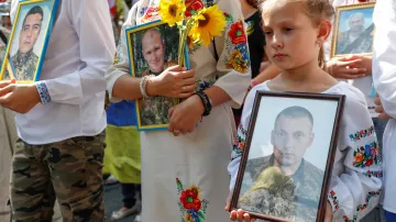 Portréty padlých ve válce s Ruskem v Donbasu na přehlídce k 30. výročí nezávislosti Ukrajiny