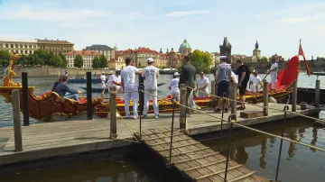 Během svatojánských slavností Navalis křižují Vltavu benátské lodě