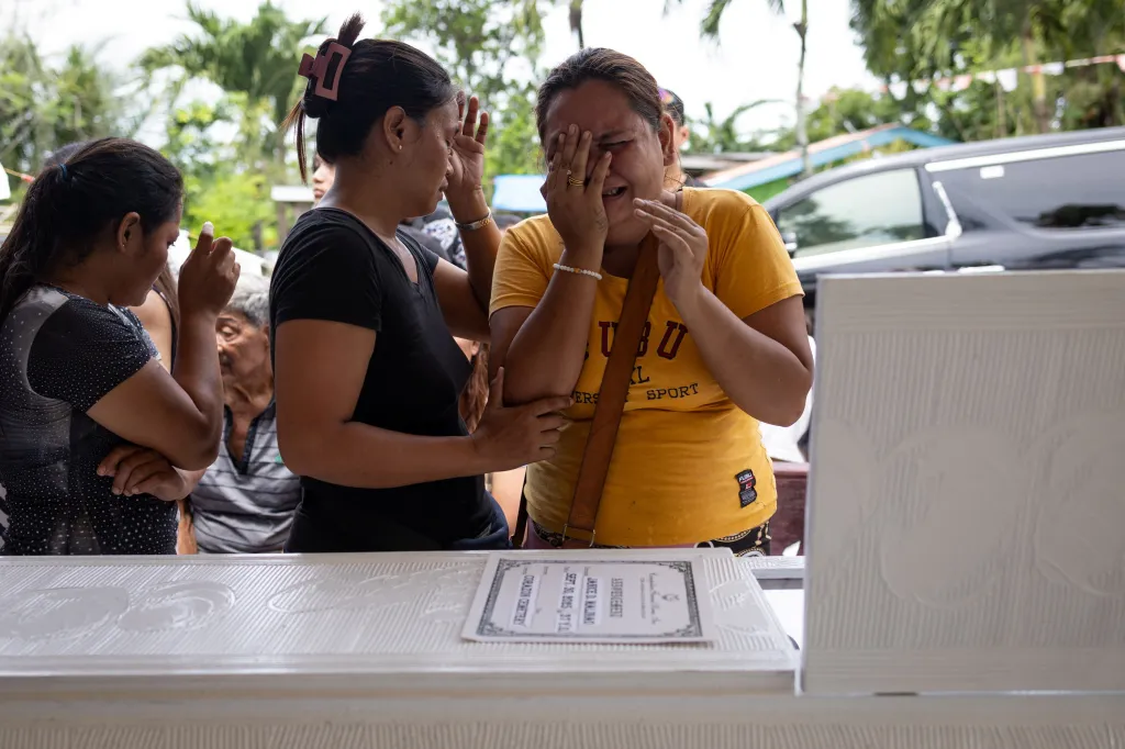 Filipínci truchlí po tragickém zemětřesení (2. října 2025)