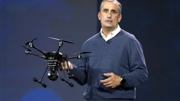 Šéf Intelu Brian Krzanich ukázal na CES nový komerční dron Yuneec Typhoon H.