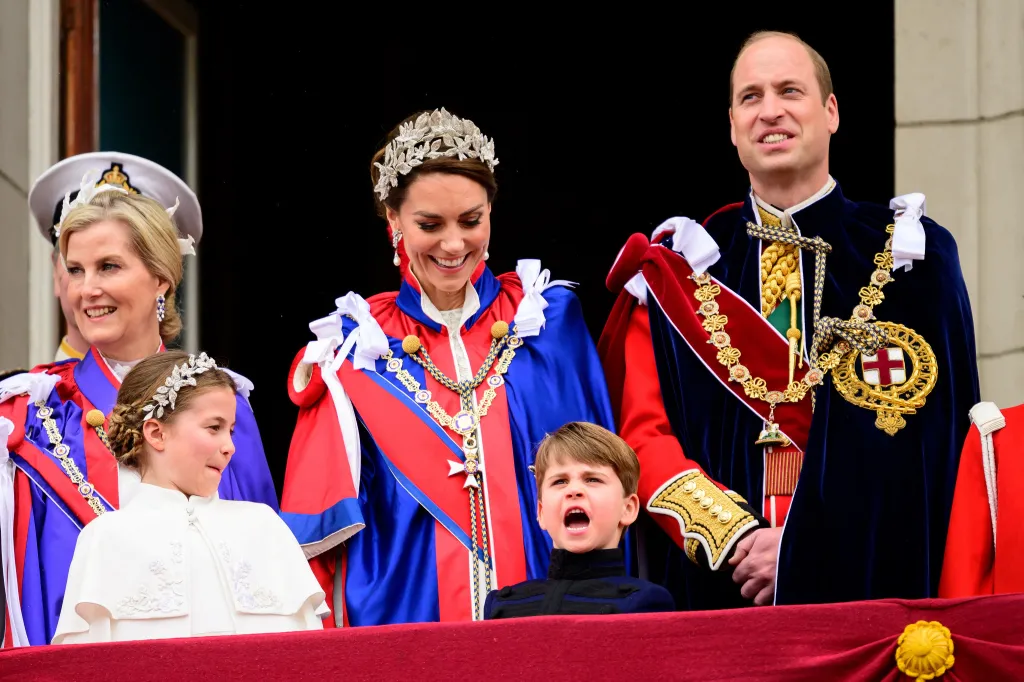 Na balkoně Buckinghamského paláce zdraví veřejnost královská rodina. Zleva je Sophie, vévodkyně z Edinburghu, vedle ní princezna z Walesu Catherine a její manžel princ z Walesu William, před nimi princezna Charlotte a její mladší bratr princ Louis
