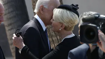 Joe Biden a Cindy McCainová