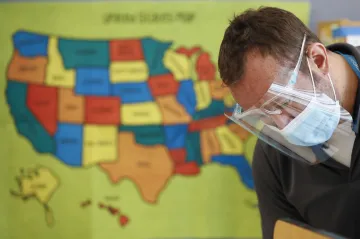 USA zaznamenaly přes 60 tisíc nových případů covidu-19, v některých státech docházejí lůžka v nemocnicích