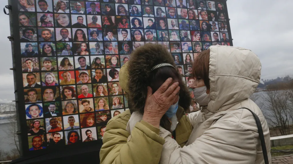 Pozůstalí u pomníku obětem v Kyjevě