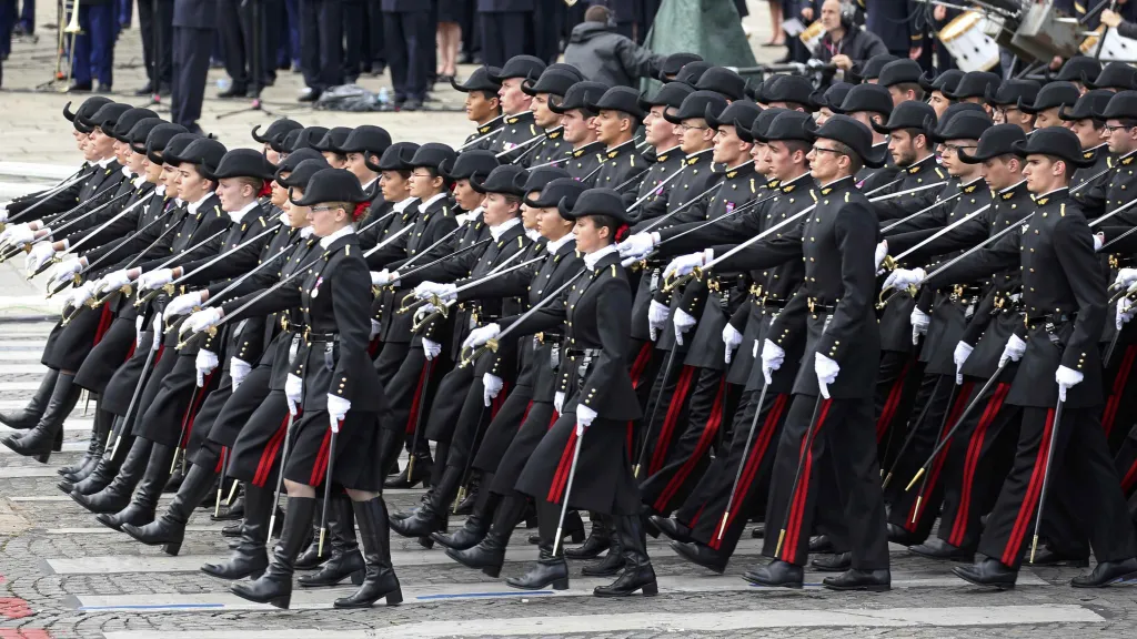 Vojenská přehlídka u příležitosti výročí pádu Bastily