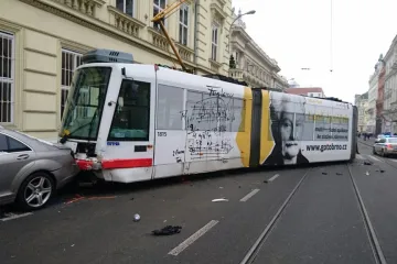 Tramvaj po nehodě vykolejila a odjela až k chodníku. Nabourala zaparkovaná auta