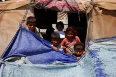 Nemají identitu, nemohou do školy. V iráckých uprchlických táborech vyrůstá ztracená generace dětí