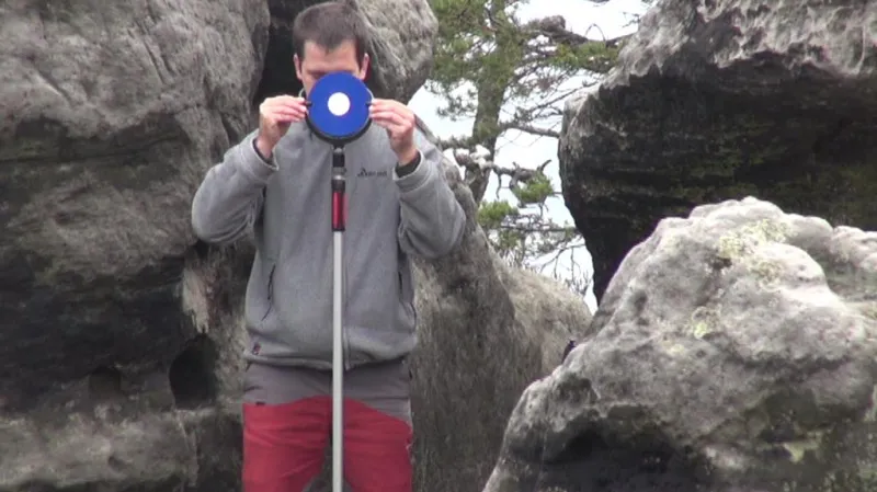 Geolog při měření Pravčické brány - září 2014