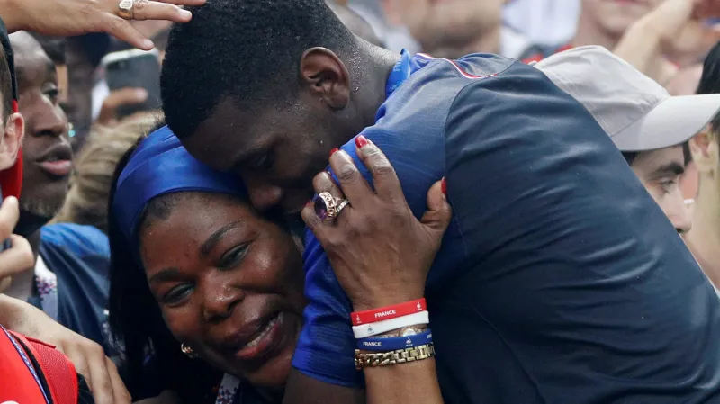 Paul Pogba se radoval se svou matkou přímo na hřišti moskevského stadionu