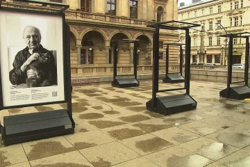 Vandalové zničili výstavu fotek stoletých. „Nemají úctu ke stáří a respekt k historii,“ říká autor
